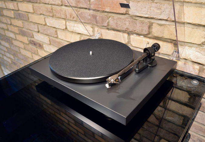 Pro-Ject Audio Systems Debut Carbon EVO Turntable w/Sum...