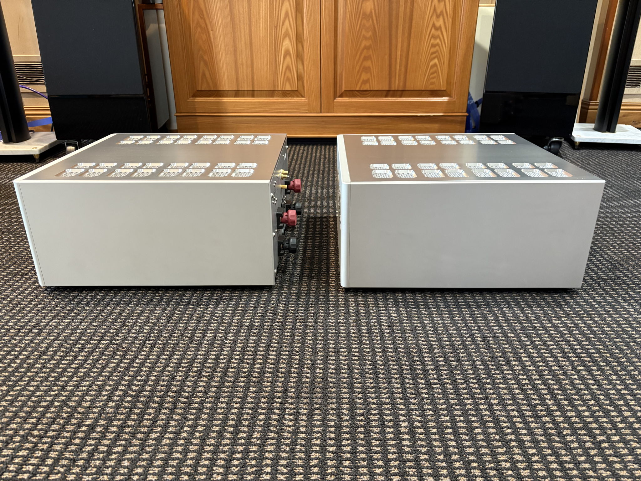 Luxman M900U Mono Amplifiers in Silver 4