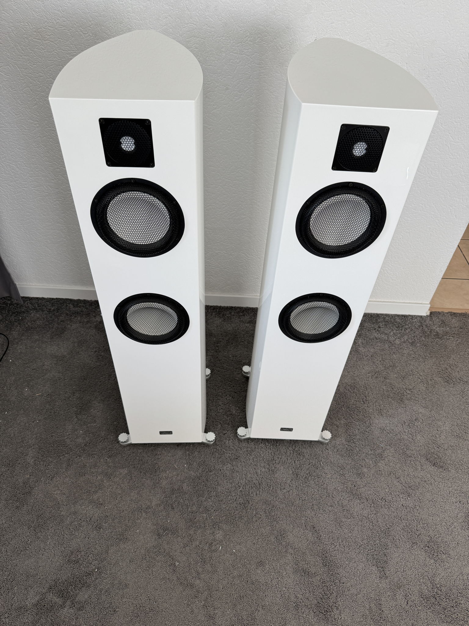 Gauder Akustik Vescova Black Edition speakers in white