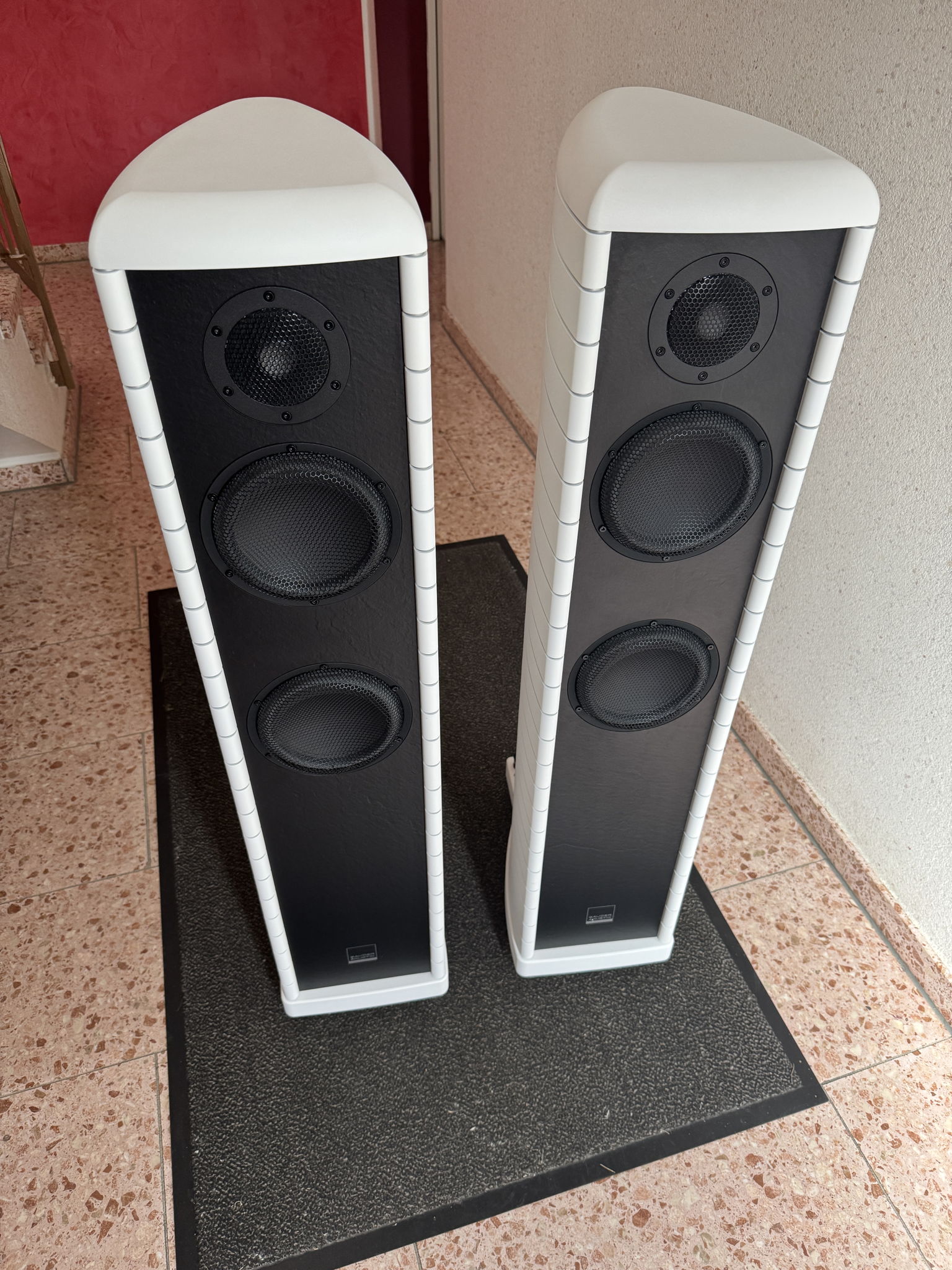 Gauder Akustik DARC 80 speakers in white-silver