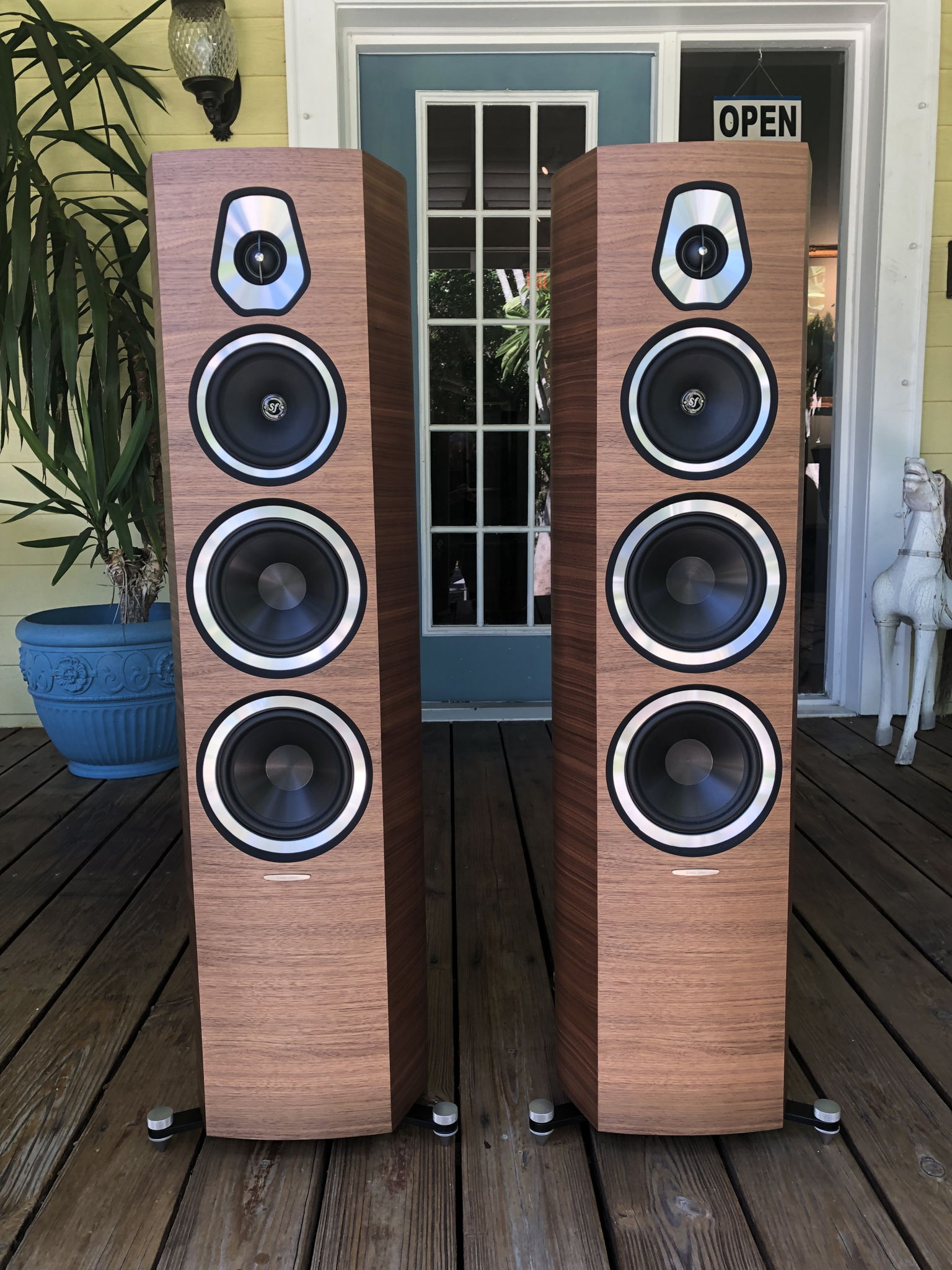 Sonus Faber Sonetto V floorstanders in Walnut 2