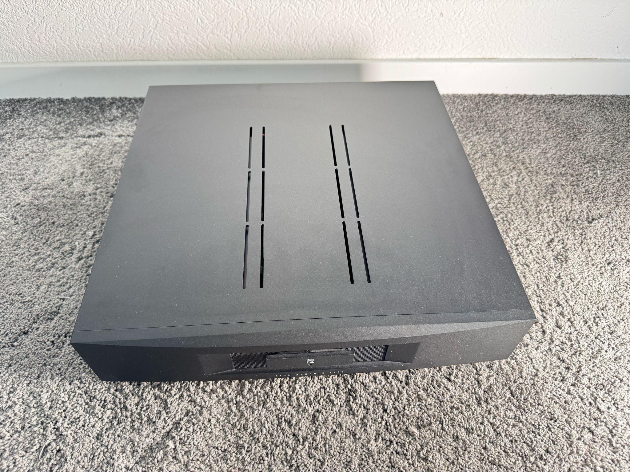 Linn Akurate 4200 power amplifier in black with XLR 2