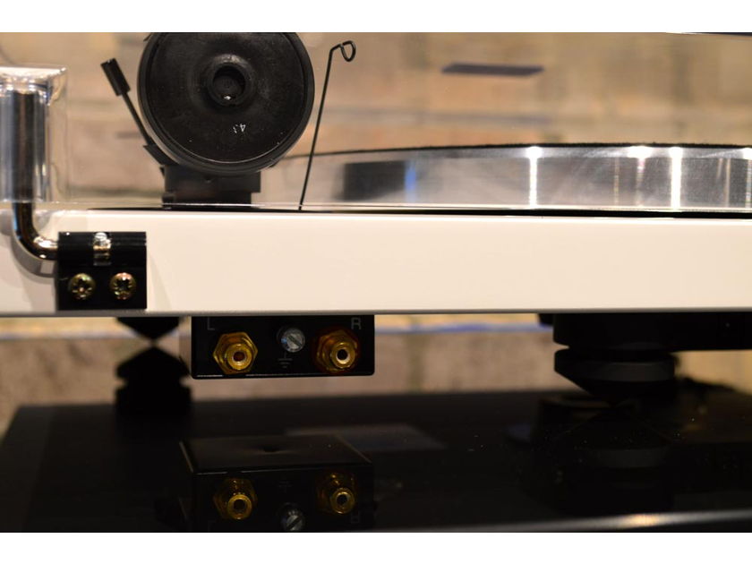 Pro-Ject Audio Systems 1-Xpression Carbon Classic Turntable - Gloss White w/ Ortofon 2M Silver Cartridge