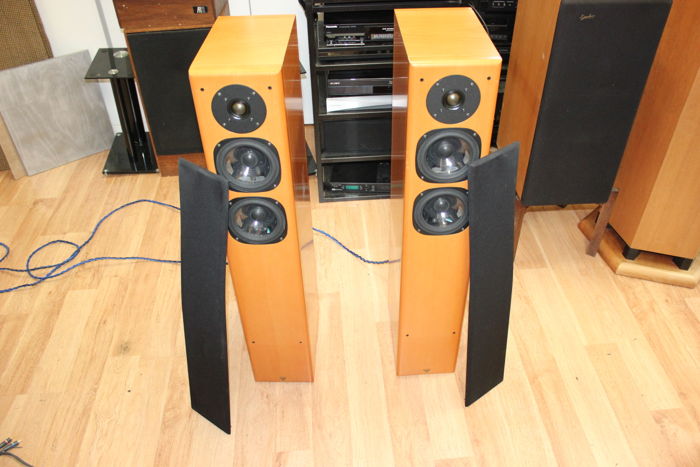 Vienna Acoustics Mozart Stereo Floor Speakers X 1 Pair