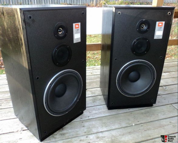 Photo not of actual speakers to sale. Sale speakers ar in this good a condition as are grille covers