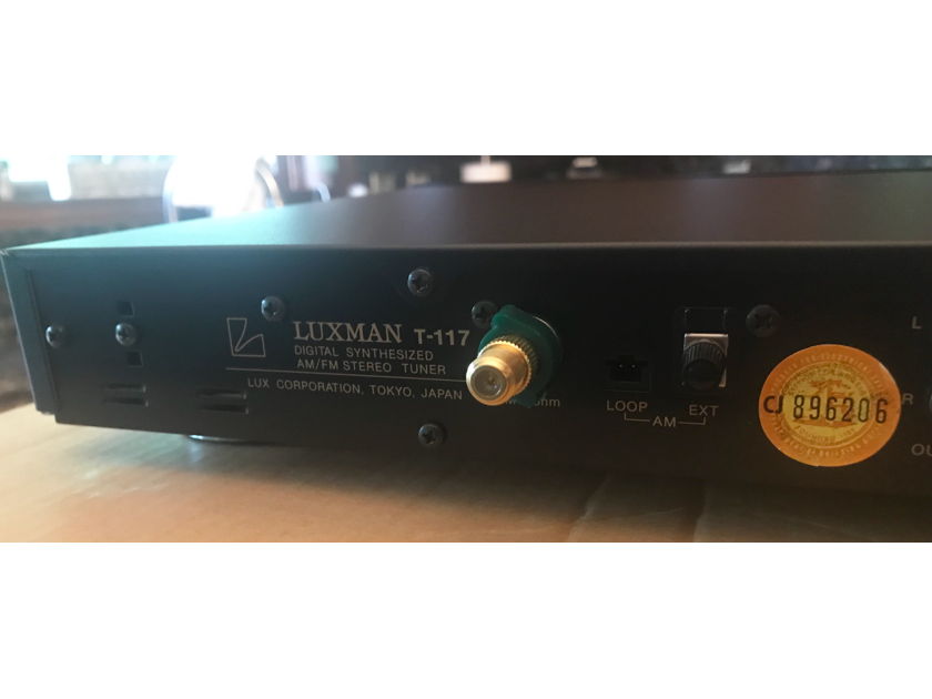 Luxman T-117 FM/AM Tuner