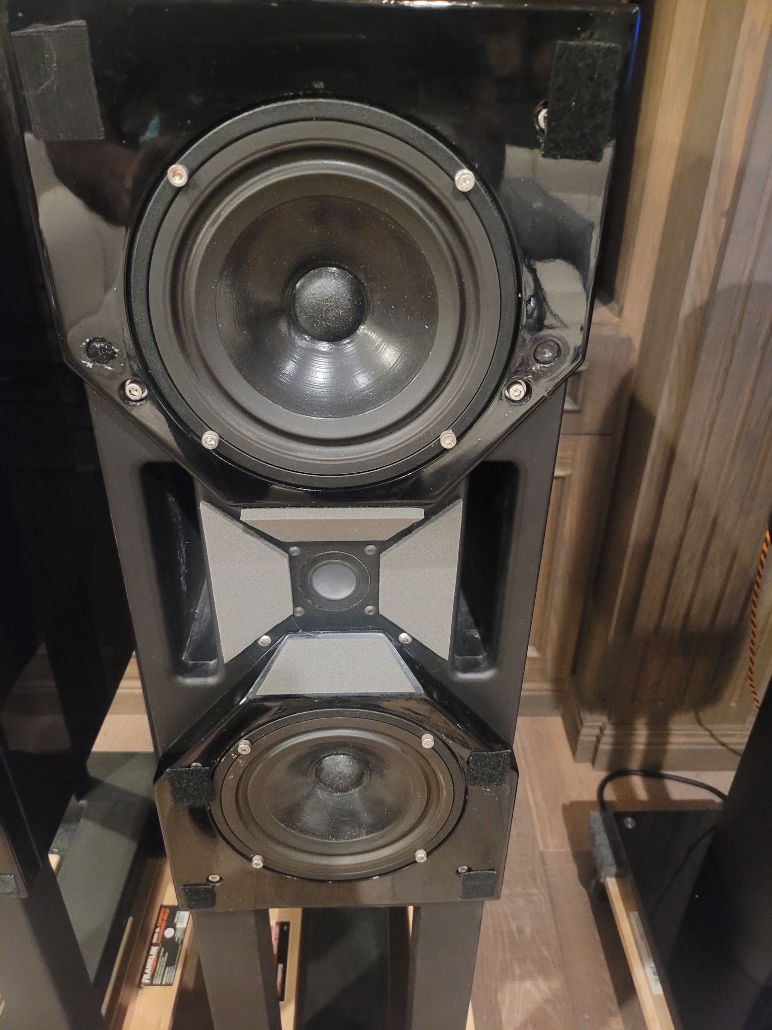 Wilson Audio Cube Speakers black Gloss 6