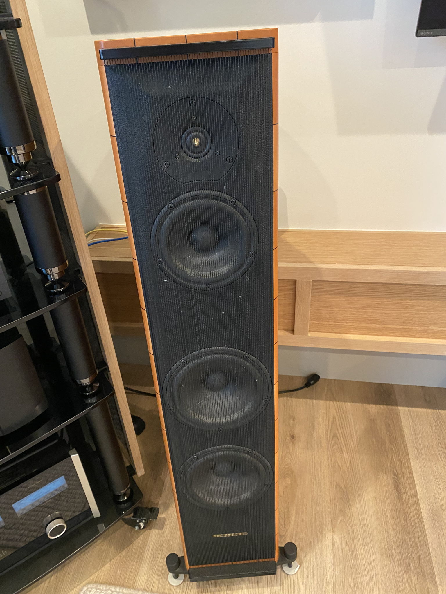 Sonus Faber Cremona 2 floor speakers & 1 center channel...