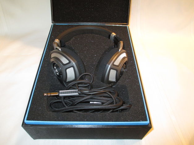 Headphones HD 700 w/headphone cable and manual.