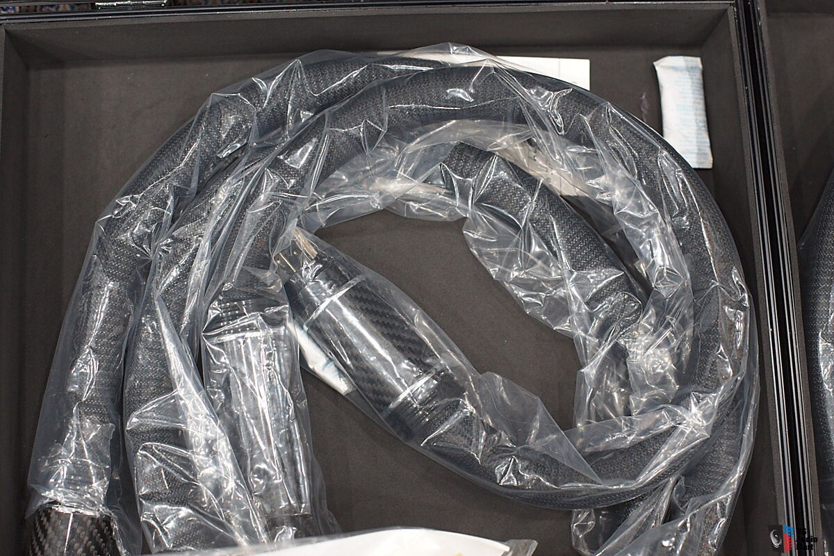 Shunyata  Omega QR-s 15 amp, 2.5m power cords 9