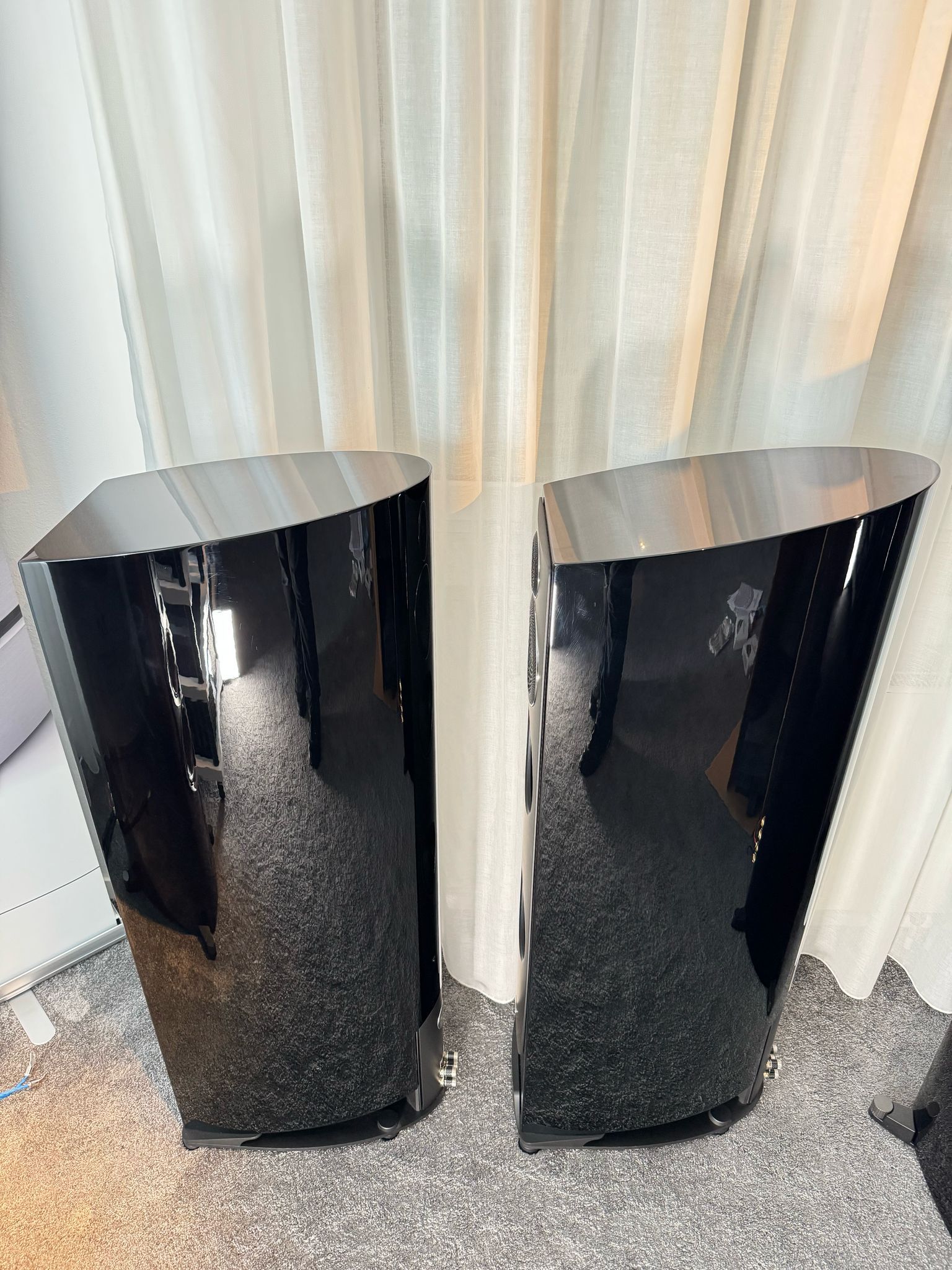 Paradigm Persona 7F speakers in black gloss 5