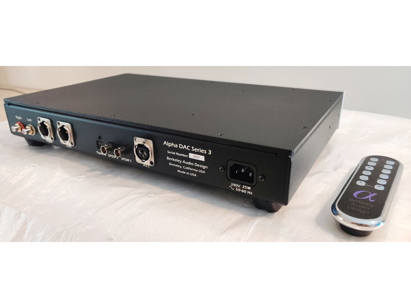 Berkeley Audio Design Alpha DAC Series 3 . Voltage : 120 / 230 volts