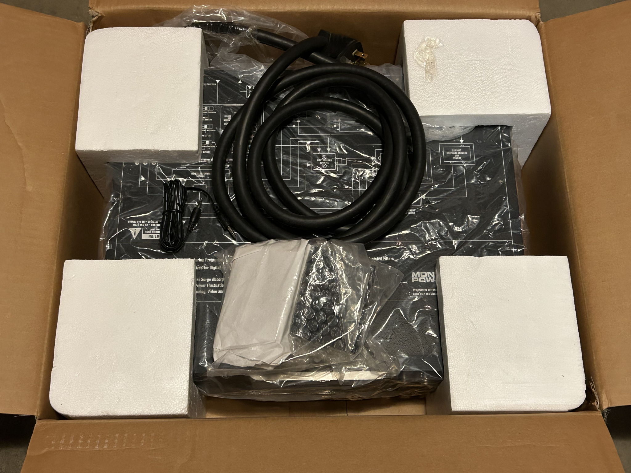 Monster Power HTS 5100 Power Center 10