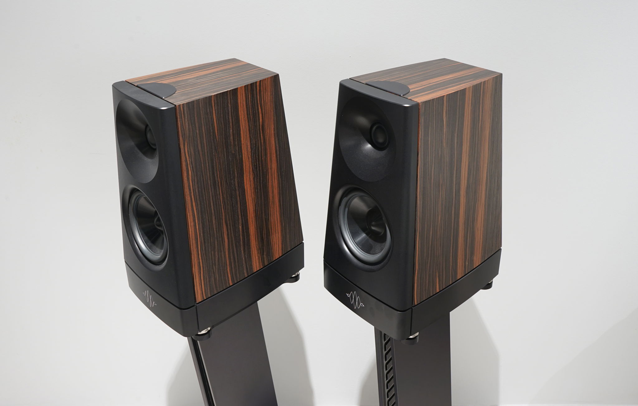 YG Acoustics Cairn, Ebony, w/ Stands 2