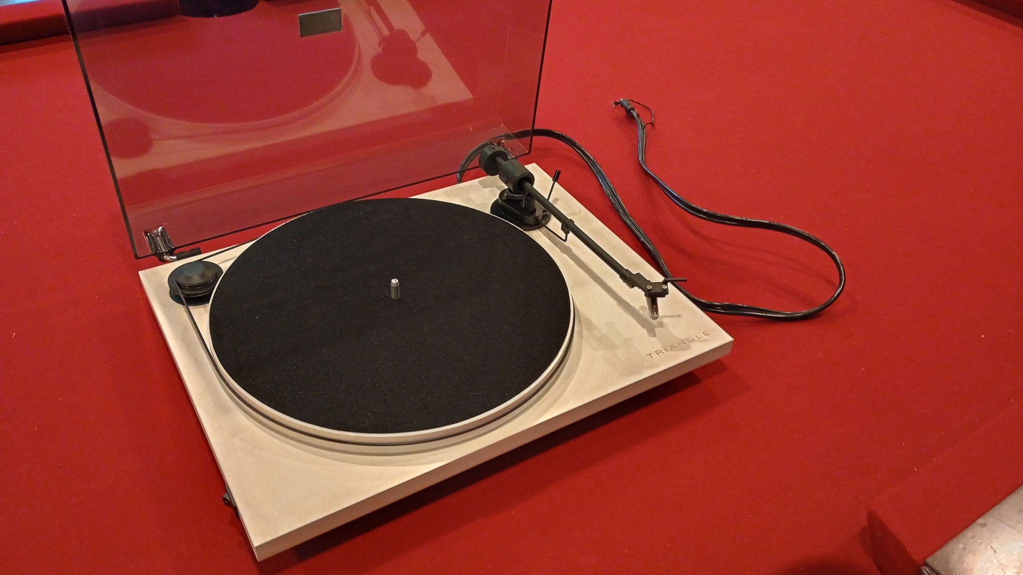 Pro-Ject Triangle Active Series Turntable [White]