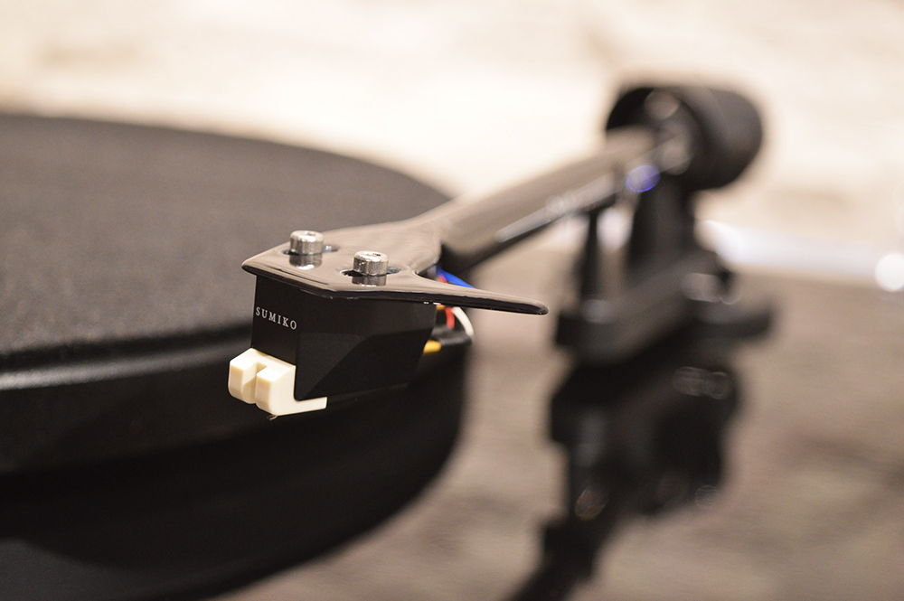 Pro-Ject Debut Carbon EVO Turntable w/Sumiko Rainier Ca... 4