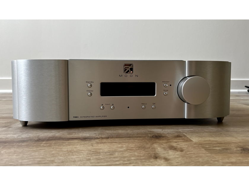 Simaudio Moon 700i V2 integrated amplifier in Silver - excellent condition