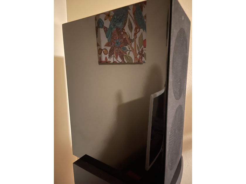 KEF R3 Gloss Black in immaculate condition