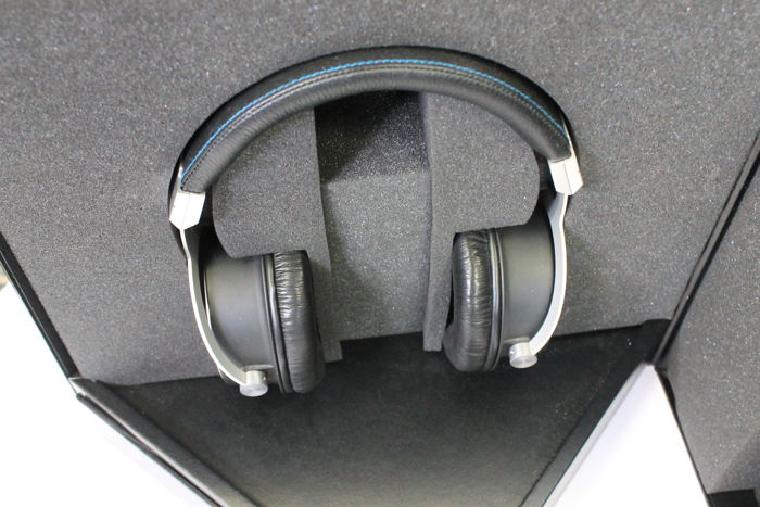 McIntosh MHP1000 Closed-Back Headphones, Store Demo