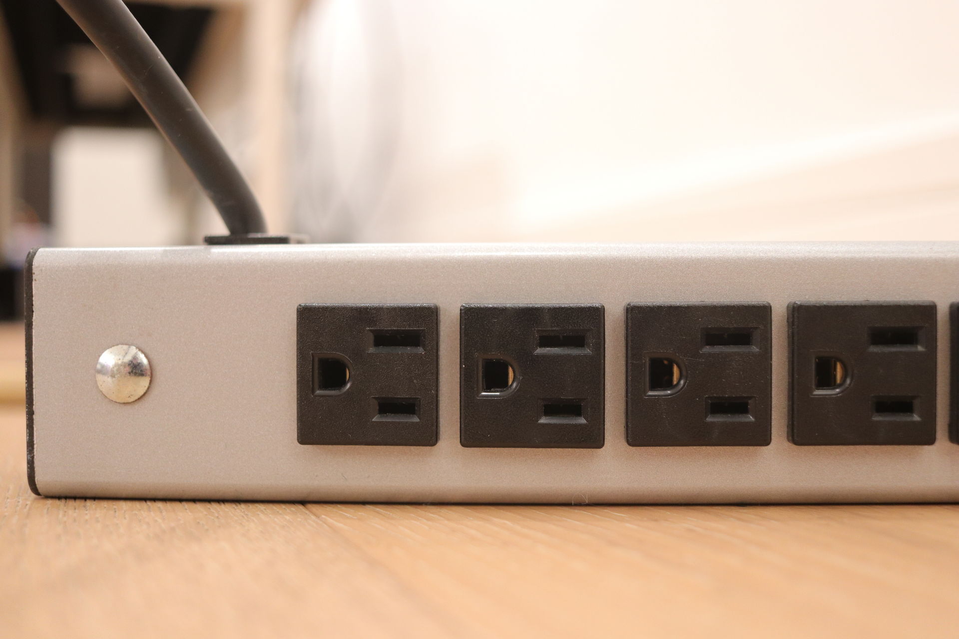 Wiremold L10320 power strip 3