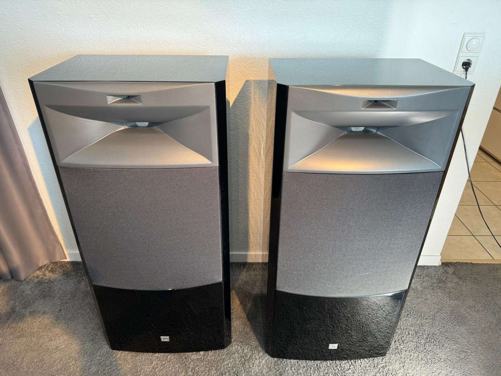 JBL S4700 speakers in black gloss from summer 2025 12