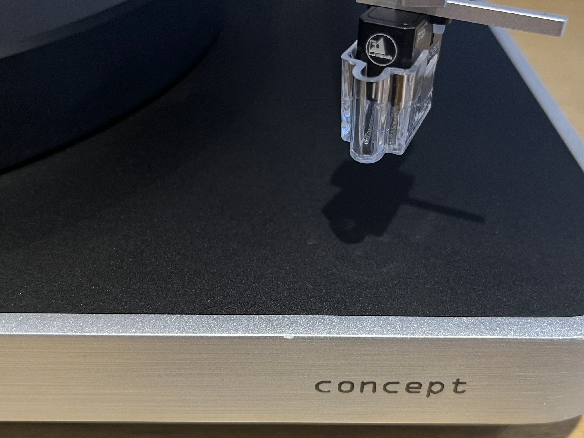 Clearaudio Concept Air Turntable w/ Satisfy Black Tonea... 4