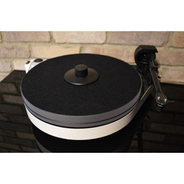 Pro-Ject RPM 5 Carbon Turntable in Gloss White w/ Sumik...