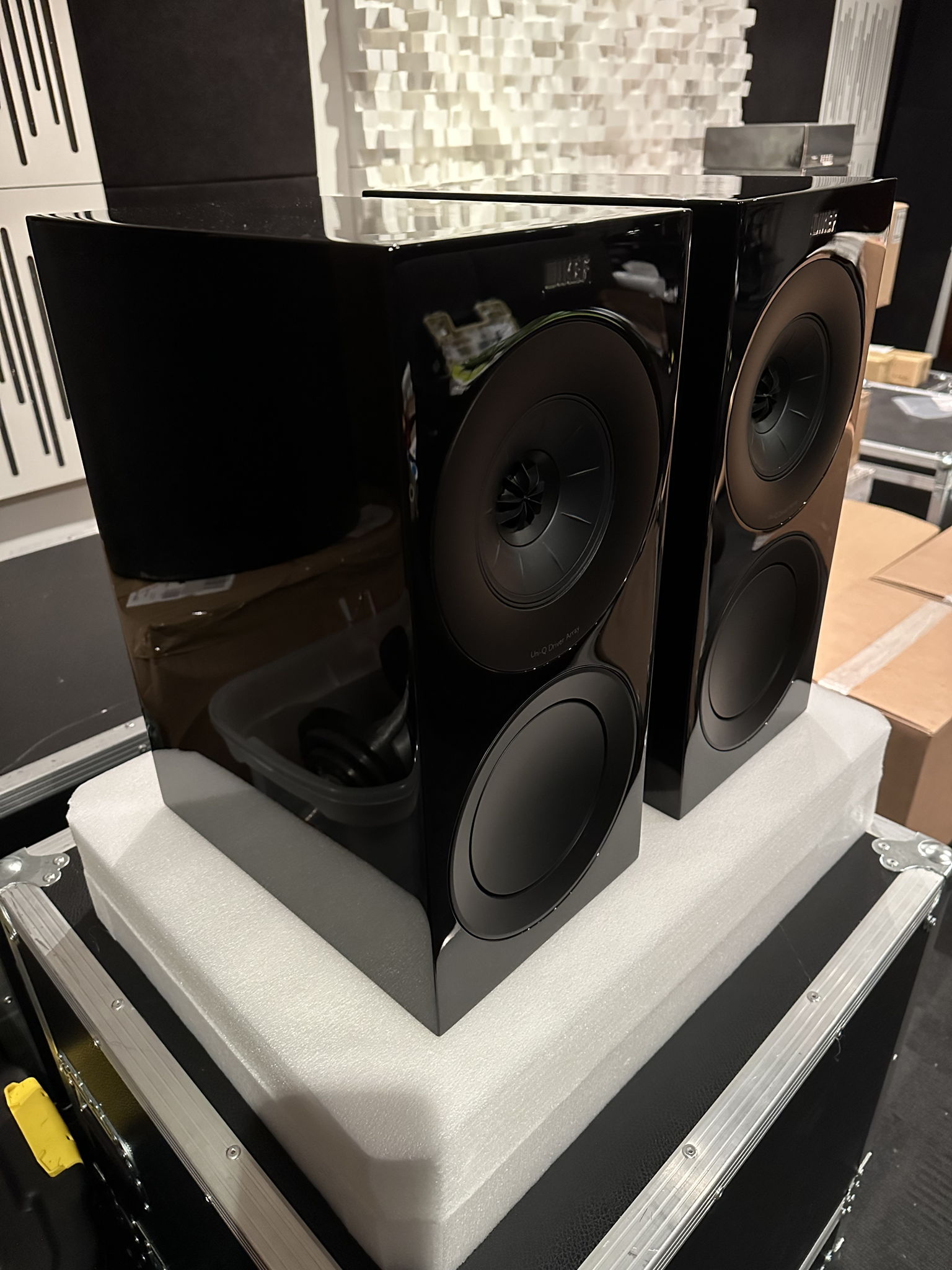 KEF R3 2