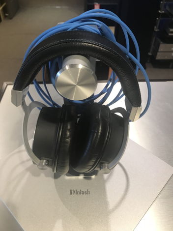 McIntosh MHP 1000 Stereo Headphones and Stand – DEMO/Wa...