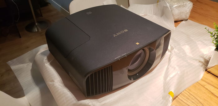 Sony VPL-VW665ES Projector 4K (Make Offer!) - New Lamp