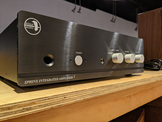 Rogue Audio Sphinx V3 Hybrid Integrated Amplifier - Bla...