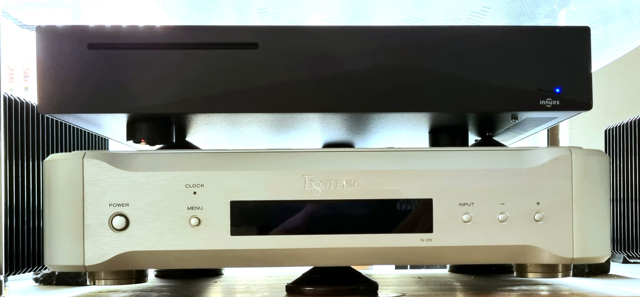 Innuos Zen Mk 3 server atop Esoteric N-05 DAC 