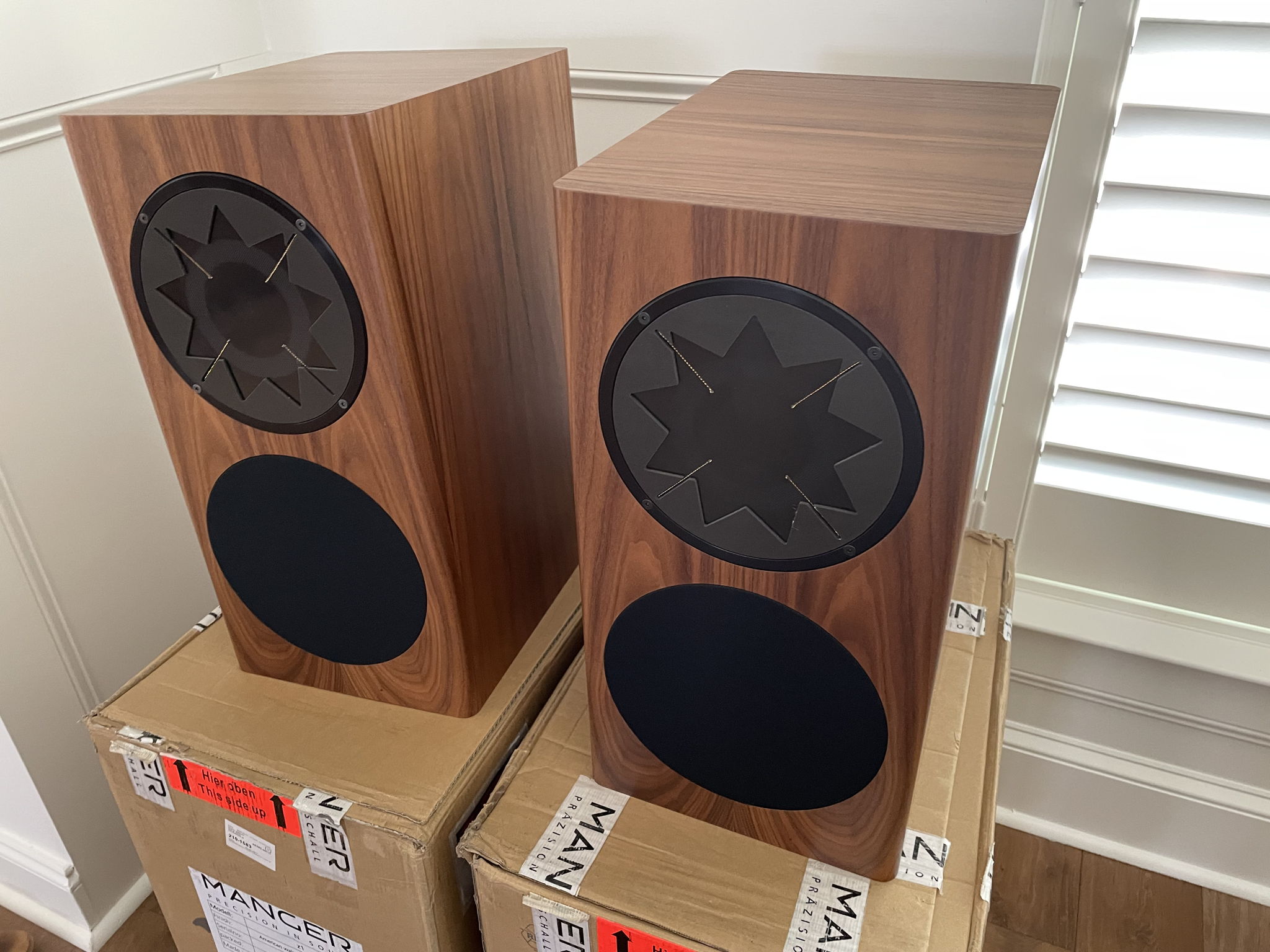 Manger  Z1 Walnut with Stands 10