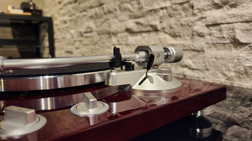 Teac TN-400S Belt-Drive Turntable with Phono Stage and ... 7