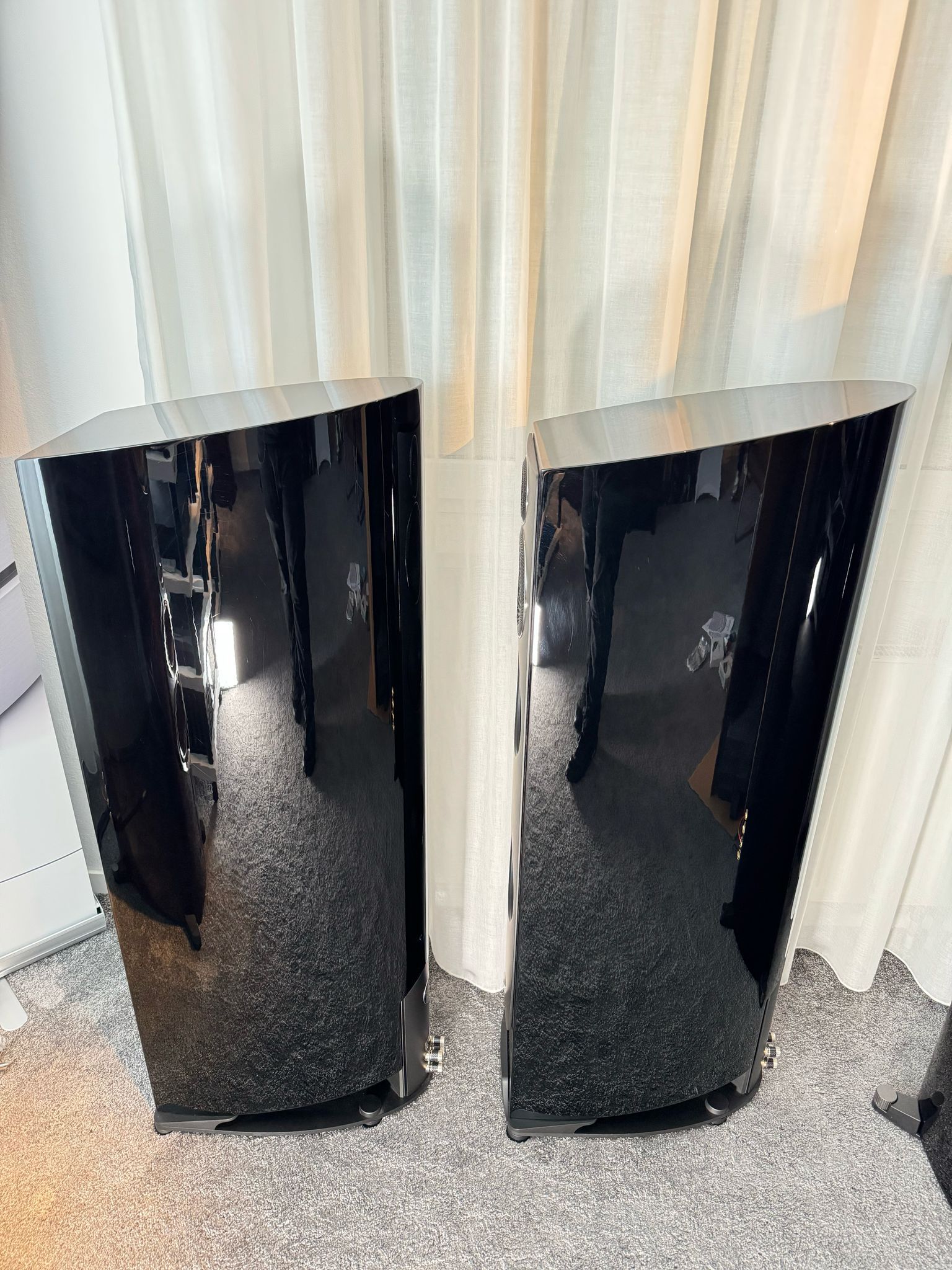 Paradigm Persona 7F speakers in black gloss 14