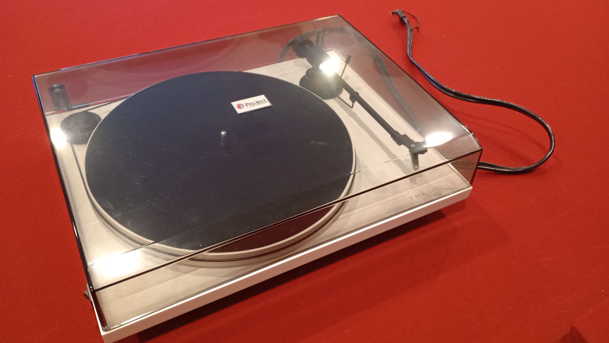 Pro-Ject Triangle Active Series Turntable [White] 2