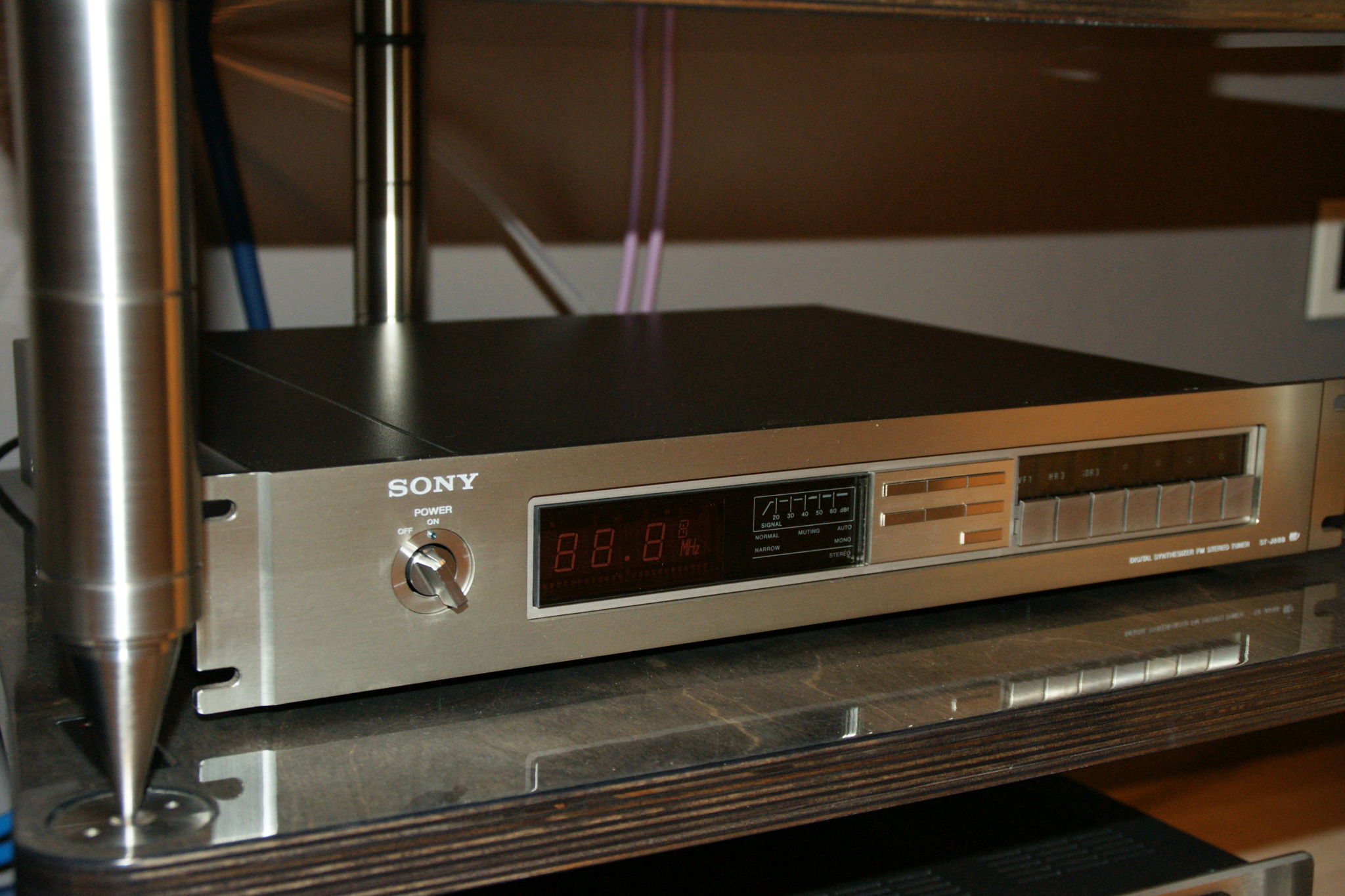 One of the components i enjoy most is this FM tuner