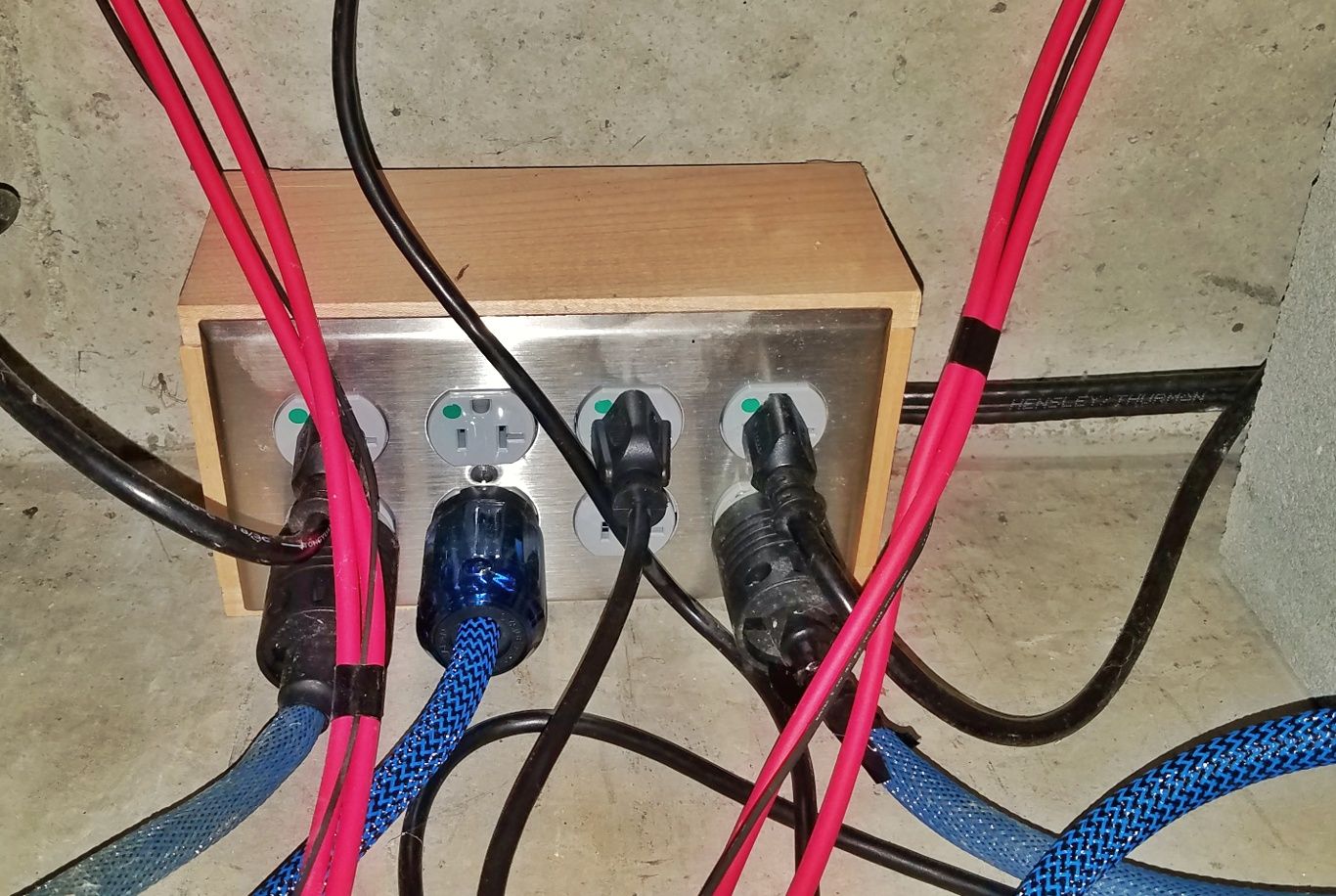 Power distribution box 