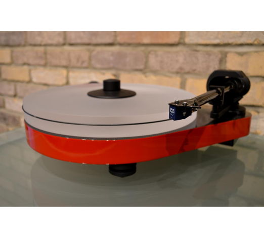 Pro-Ject Audio Systems RPM 5 Carbon Turntable w/ Sumiko...