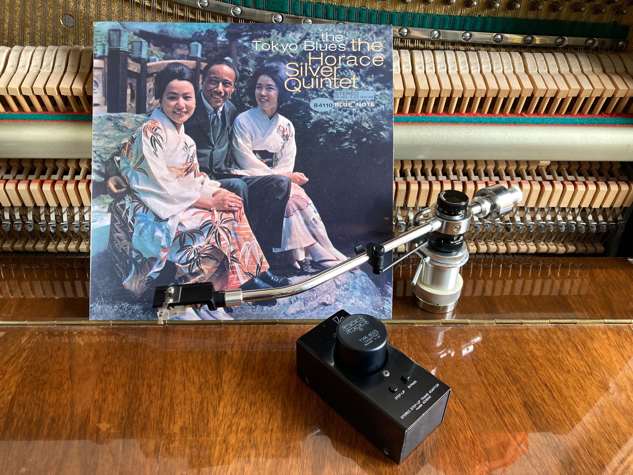 Victor tonearm, Luxman SUT, Argent MC and “Tokyo Blues”.