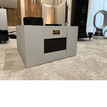 Goldmund Telos 1800 monaural amplifiers