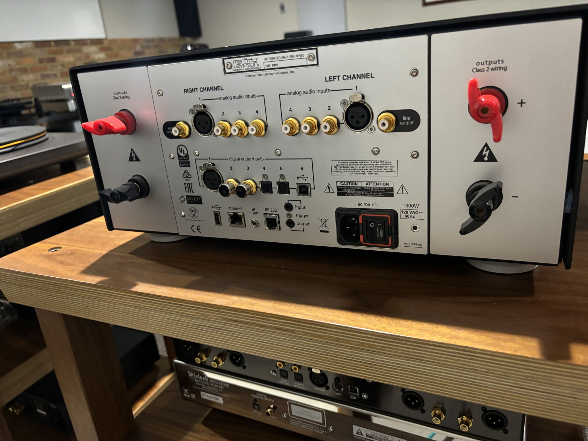 Mark Levinson No. 585 Integrated Amplifier 2