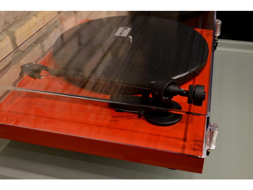 Pro-Ject Debut Carbon DC Turntable - Gloss Red - Includes Ortofon 2M Red Cartridge