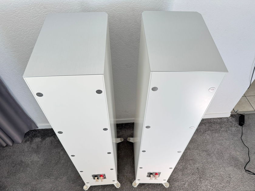 T+A Elektroakustik Criterion S 2200 CTL speakers in white