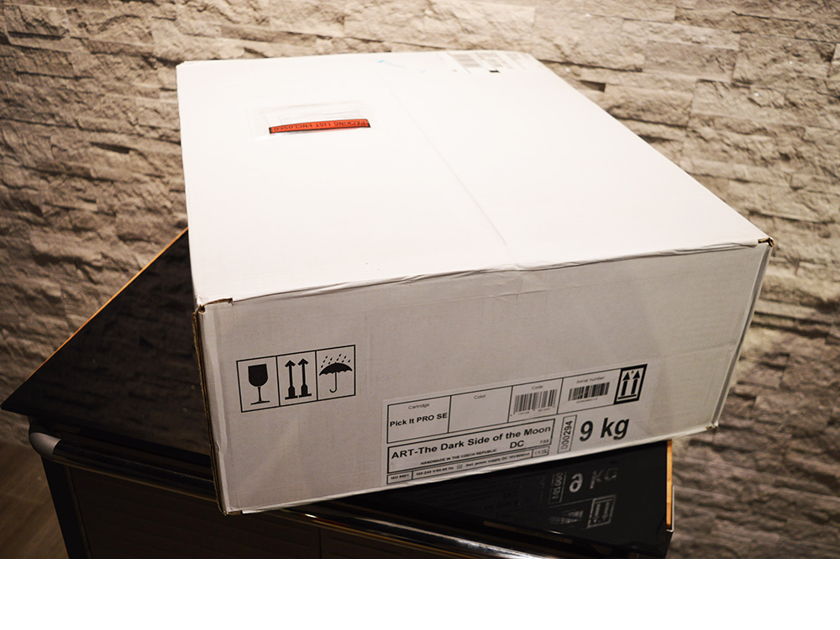 Pro-Ject Dark Side of The Moon - Special Ltd. Ed. Collector Turntable - Backlit