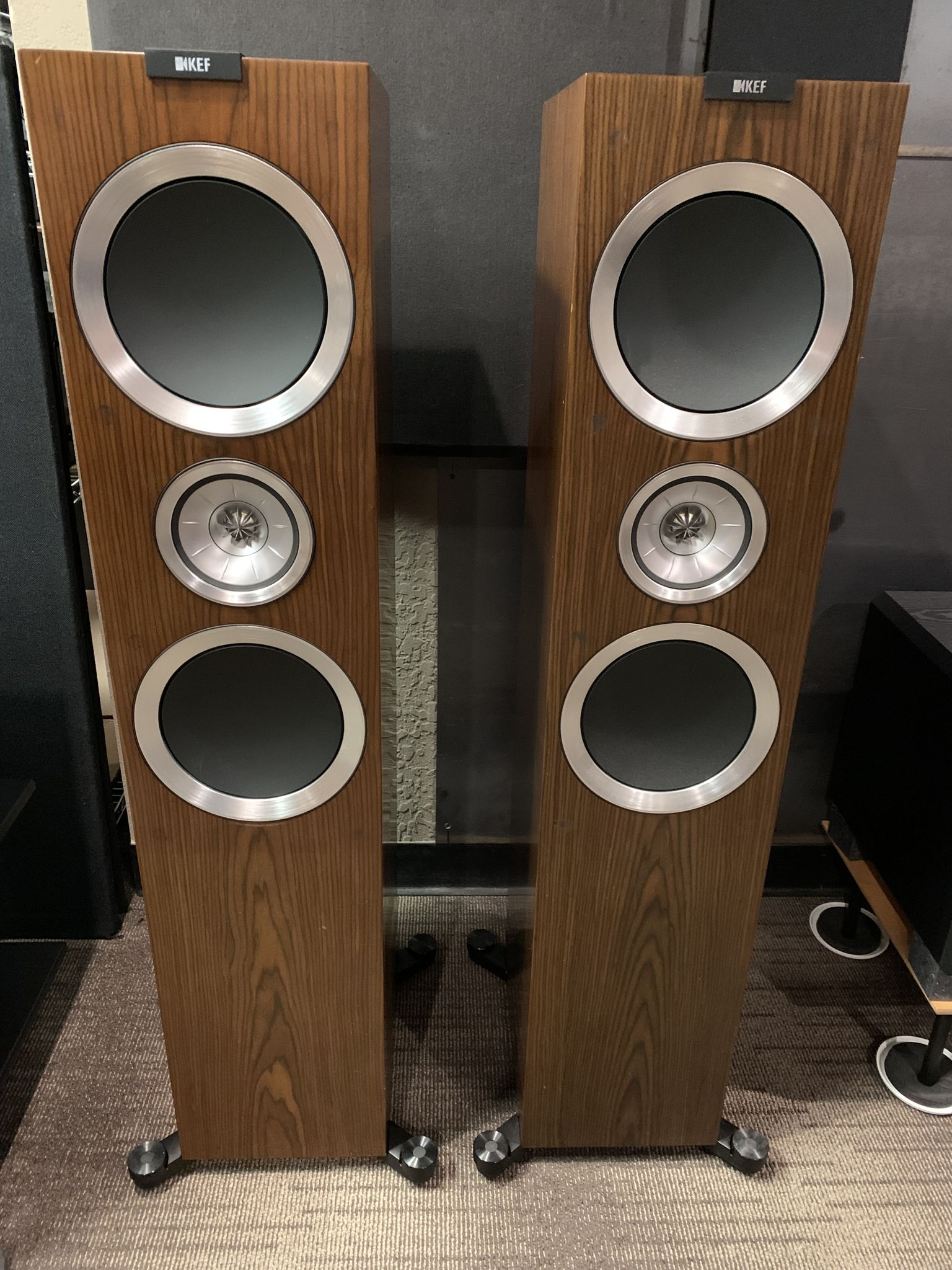 KEF R900