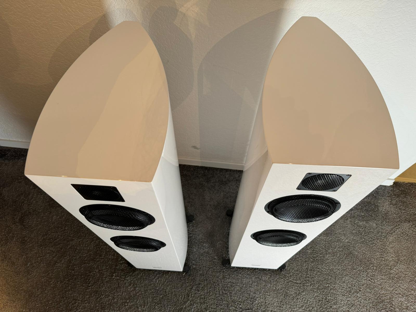 Gauder Akustik Vescova Black Edition speakers in white 2