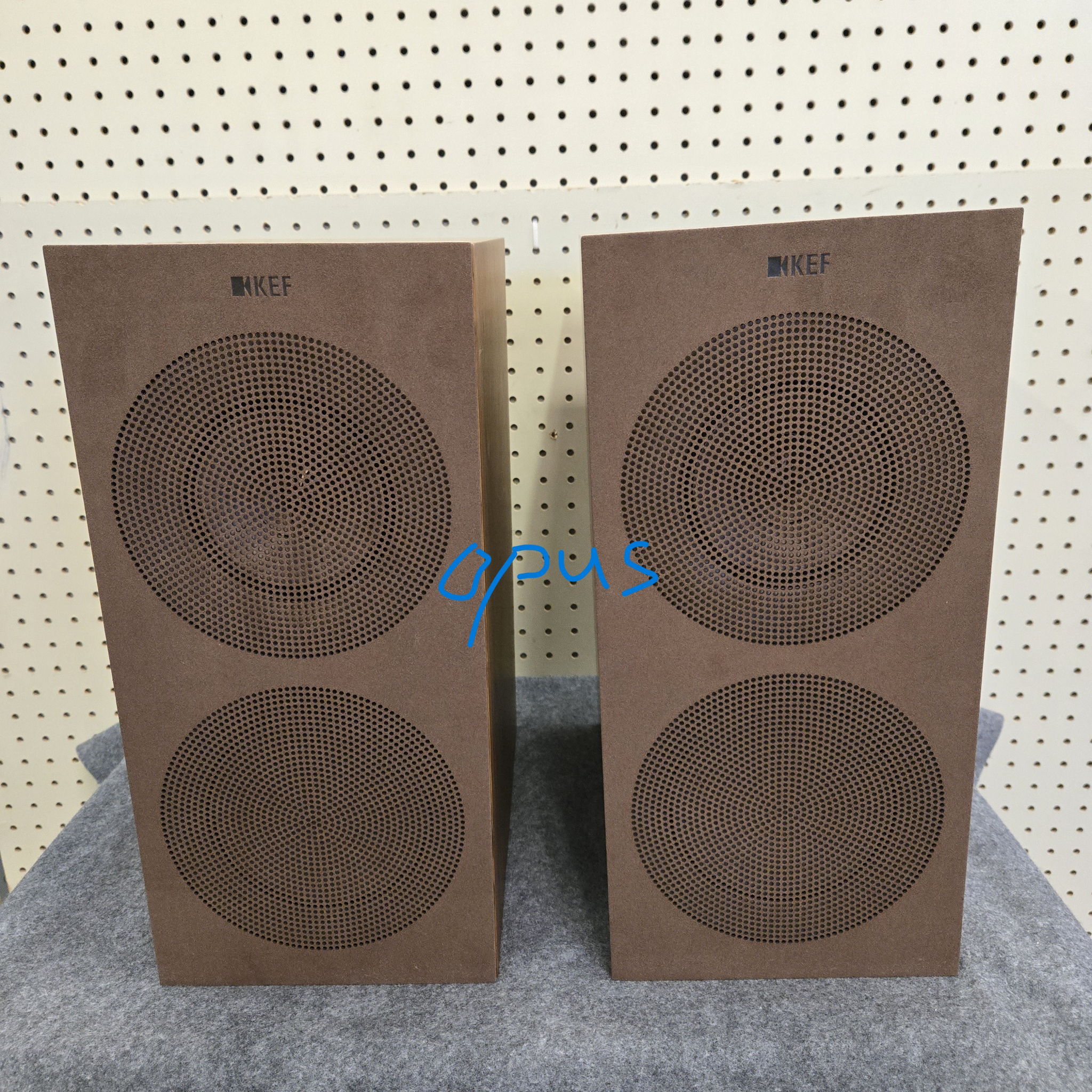 KEF R3 META Bookshelf speakers(Pair) Walnut (Used, with... 4