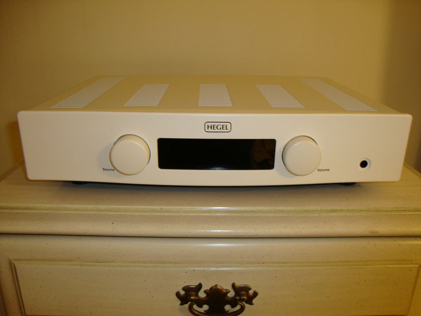 Hegel Rost Integrated Amp White 75w@8 Ohms