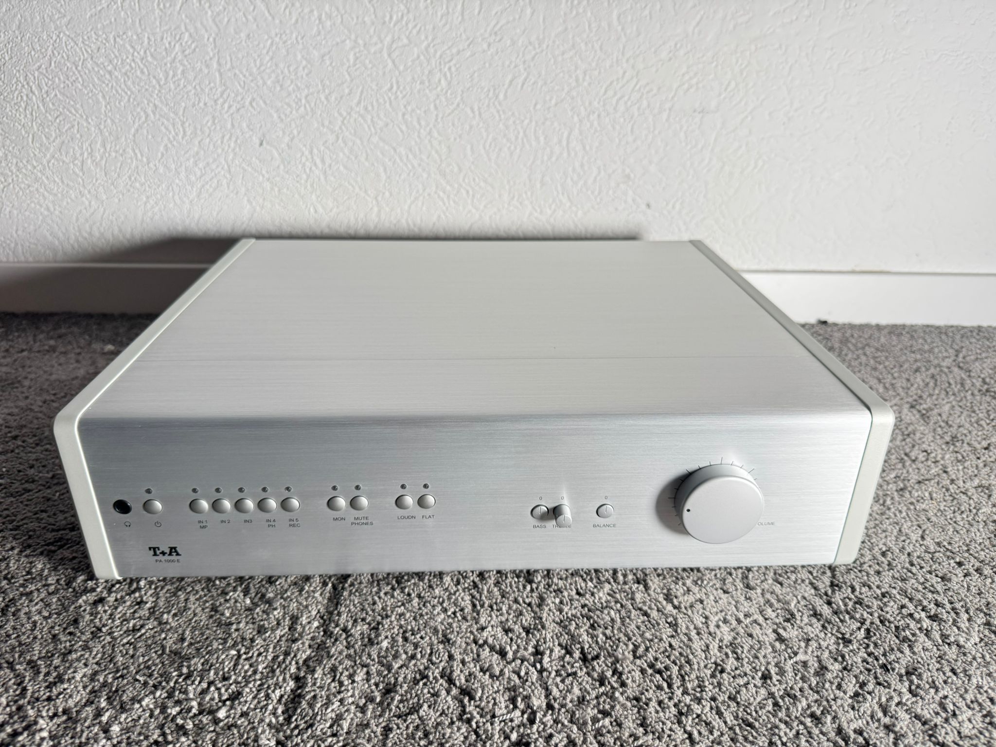 T+A Elektroakustik PA 1000 E integrated amplifier in si...